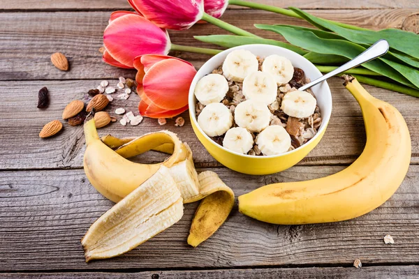 Müsli och müsli till frukost på träbord. — Stockfoto