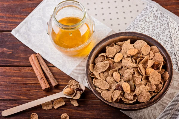 Granola y musli para el desayuno en mesa de madera . — Foto de Stock