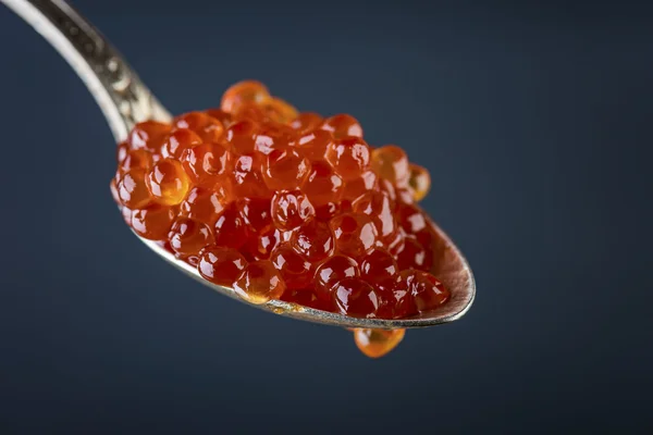 Roter Kaviar im Löffel — Stockfoto