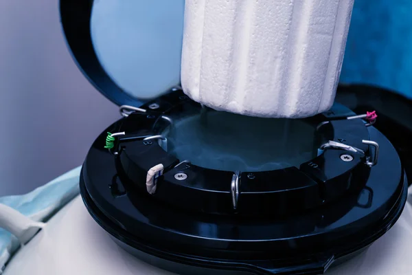 Um banco de nitrogênio líquido contendo amostras de esperma e ovos . — Fotografia de Stock