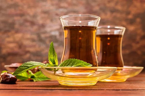 Té sobre mesa oscura, estilo árabe . —  Fotos de Stock