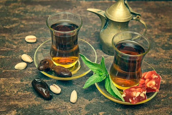 Čaj na tmavý stůl, arabský styl. — Stock fotografie