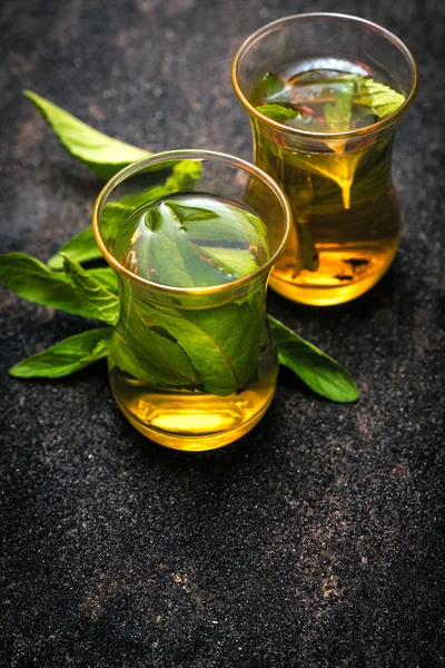Herbata na stół ciemny, arabskim stylu. — Zdjęcie stockowe
