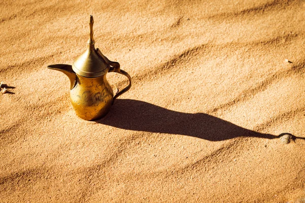 Tetera árabe antigua en el desierto — Foto de Stock