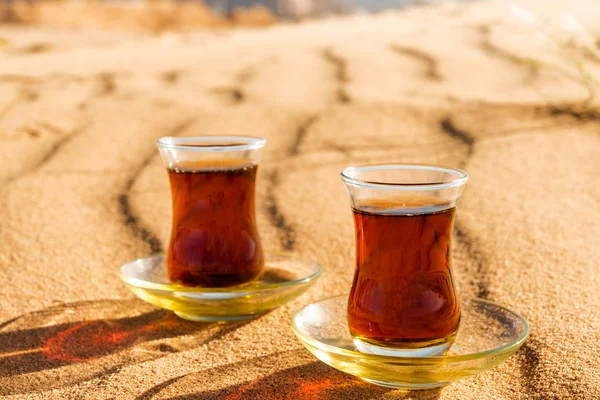Té árabe en vasos tradicionales en el desierto —  Fotos de Stock