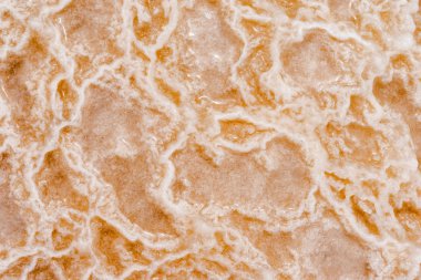 Ölü Deniz üzerinde tuz kristalleri