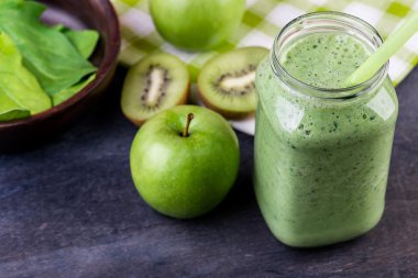 ıspanak, kivi ve elma ile yeşil smoothie