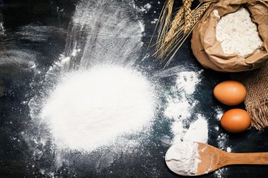 Buğday kulak ve unu rustik arka plan üzerinde