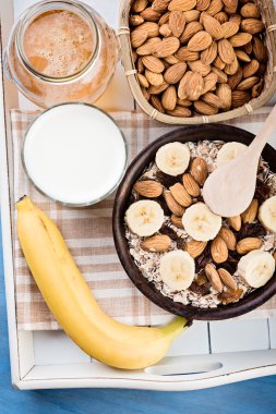 Sağlıklı kahvaltı konsepti ile yulaf gevreği