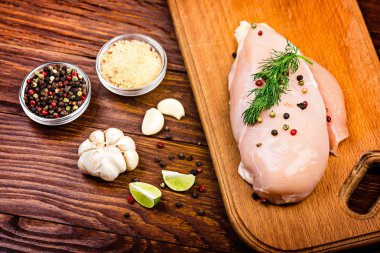  Baharat ile çiğ tavuk göğsü