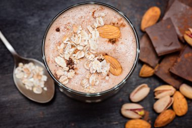 kahve çikolata güler yüzlü karanlık bir arka plan üzerinde