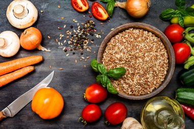 pirinç ve sebze leziz yemek pişirmek için