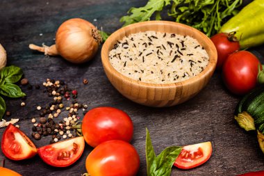 pirinç ve sebze leziz yemek pişirmek için