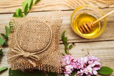 Akasya bal ve çiçekler 