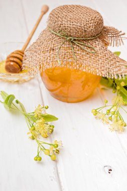 Kır çiçekleri ile kavanoza tatlım