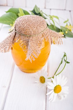 Kır çiçekleri ile kavanoza tatlım