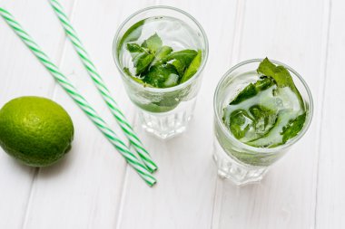 Mojito içki buz, nane ve limon ile