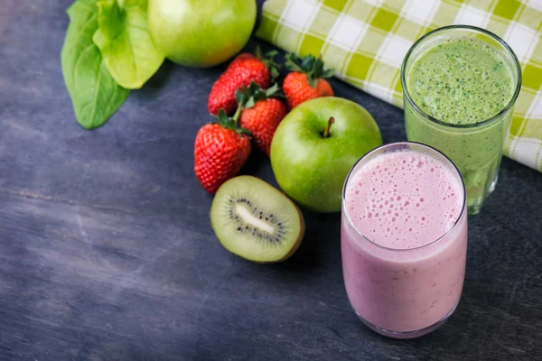 Batidos de fresa y espinaca —  Fotos de Stock