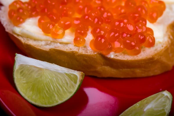 Pan con mantequilla y caviar rojo —  Fotos de Stock