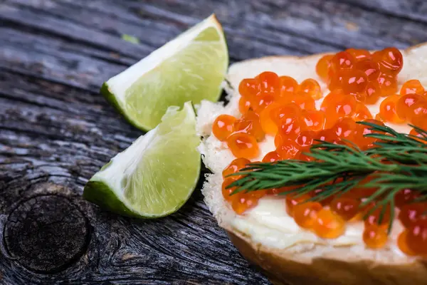 Brood met boter en rode kaviaar — Stockfoto