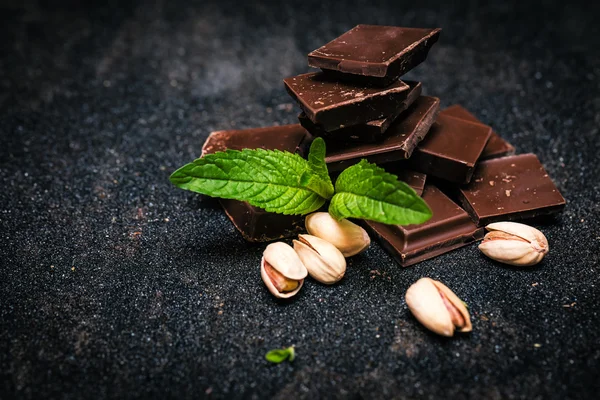 Pedaços de chocolate com hortelã — Fotografia de Stock