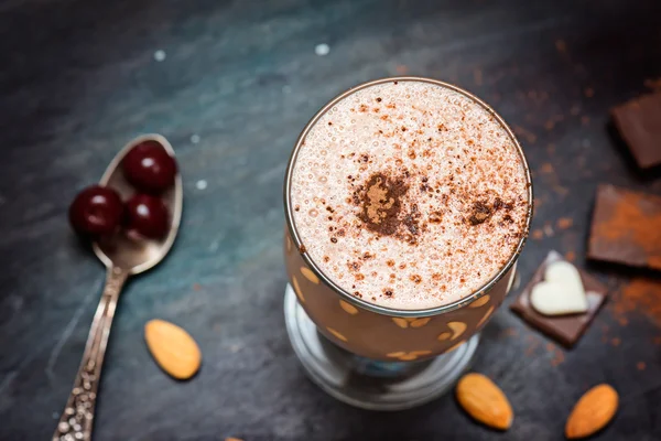 Batido de chocolate de café sobre un fondo oscuro — Foto de Stock