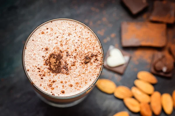 Batido de chocolate de café sobre un fondo oscuro — Foto de Stock