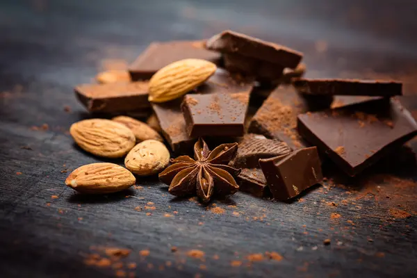 Chocolate escuro com mistura de nozes — Fotografia de Stock