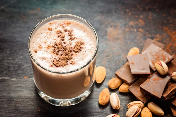 Batido de chocolate de café sobre un fondo oscuro — Foto de Stock