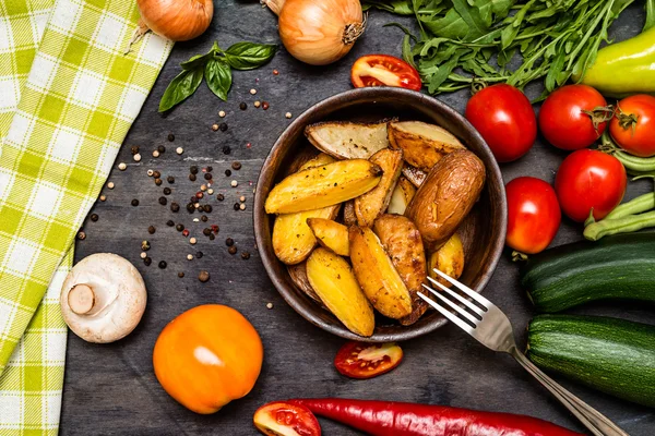 Patatas asadas con hierbas —  Fotos de Stock