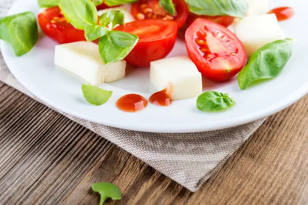 Beyaz peynir ve domates ile taze sebze salatası — Stok fotoğraf