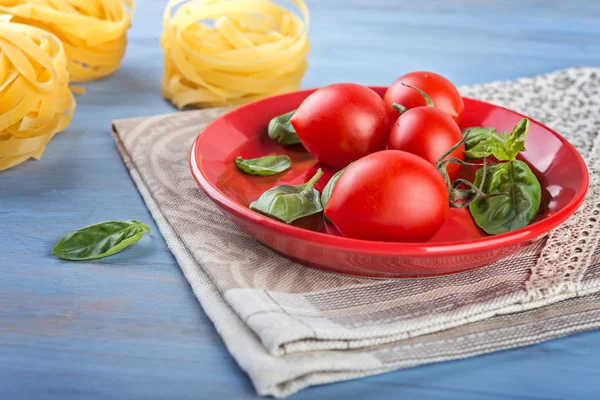 Cherry tomatoes with  basil — Stock Photo, Image