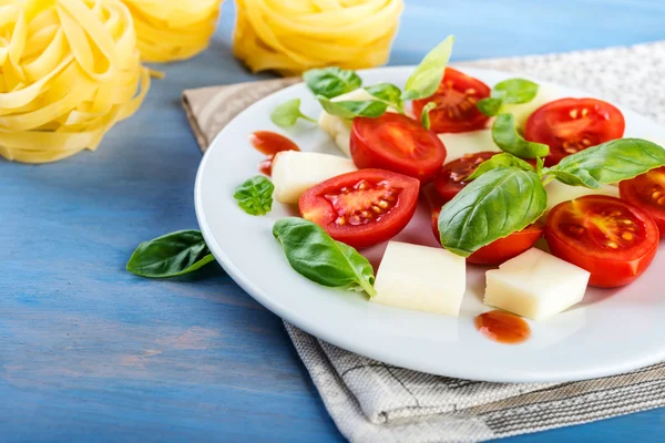 Beyaz peynir ve domates ile taze sebze salatası — Stok fotoğraf