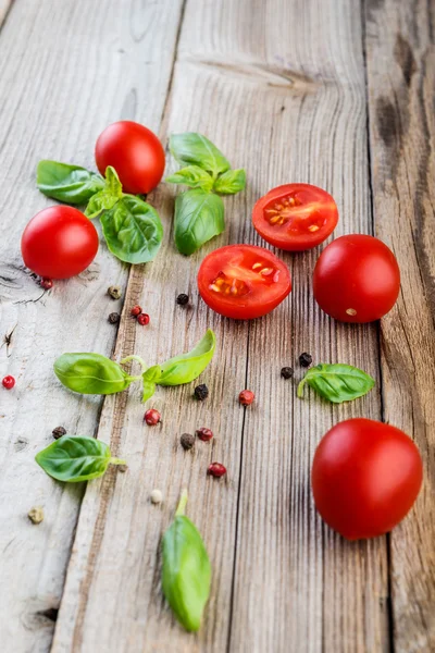 Cherry tomatoes with  basil — Stock Photo, Image