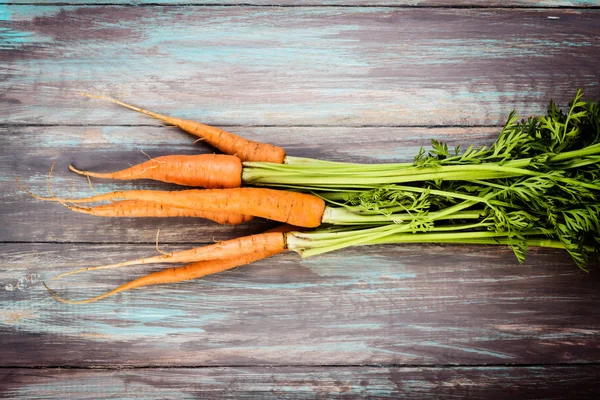 Manojo de zanahorias frescas con hojas verdes —  Fotos de Stock