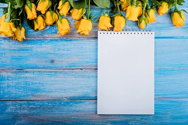 Gelbe Rosen über Holztisch. — Stockfoto