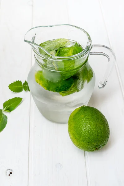 Mojito drinken met munt en limoen — Stockfoto