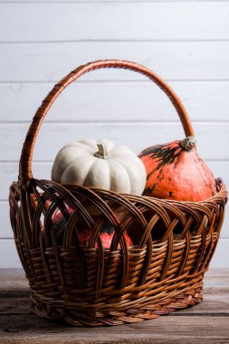 Balkabağı ahşap masada, sonbahar arka planında.