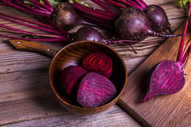 Tahta kırsal masada yeşil yapraklı taze pancarlar. Pancar kökü hasadı