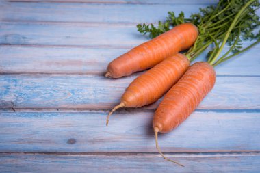 Kırsal ahşap arka planda taze havuç.