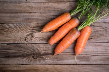 Köy ahşap zemin üzerinde taze havuç, üst görünüm