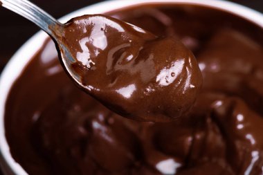 Koyu eritilmiş çikolata.