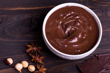 Ahşap arka planda bir kasede çikolata.