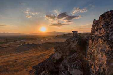 Pamukkale yakınlarında gün batımında kaya oluşumu manzarası, Denizli, Türkiye