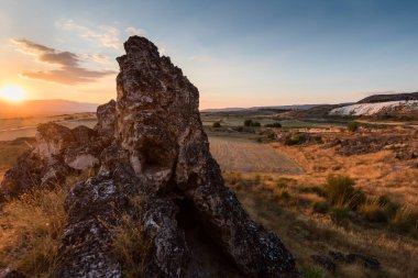 Pamukkale yakınlarında gün batımında kaya oluşumu manzarası, Denizli, Türkiye