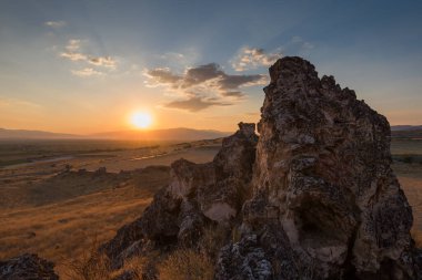 Pamukkale yakınlarında gün batımında kaya oluşumu manzarası, Denizli, Türkiye