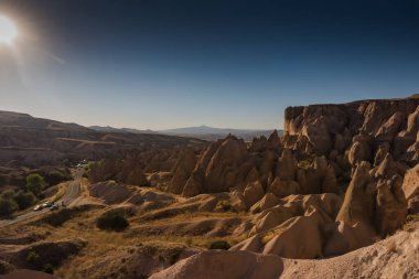 Günbatımında Goreme Milli Parkı 'nın Kaya oluşumları manzarası, Kapadokya, Türkiye.
