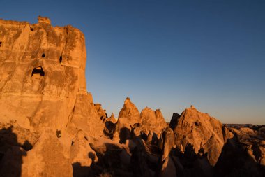 Günbatımında Goreme Milli Parkı 'nın Kaya oluşumları manzarası, Kapadokya, Türkiye.
