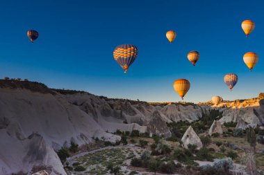 Güneş doğarken sıcak hava balonları Goreme Milli Parkı, Kapadokya, Türkiye 'de.