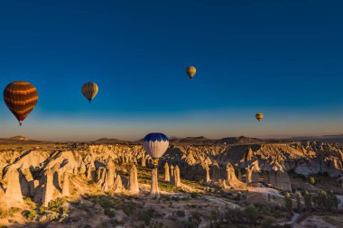 Güneş doğarken sıcak hava balonları Goreme Milli Parkı, Kapadokya, Türkiye 'de.